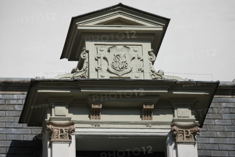 France, ile de france, paris 8e arrondissement, 7 rue tronchet, hotel de pourtales, club sfr, terrasse, detail lucarne

Date : 2011-2012