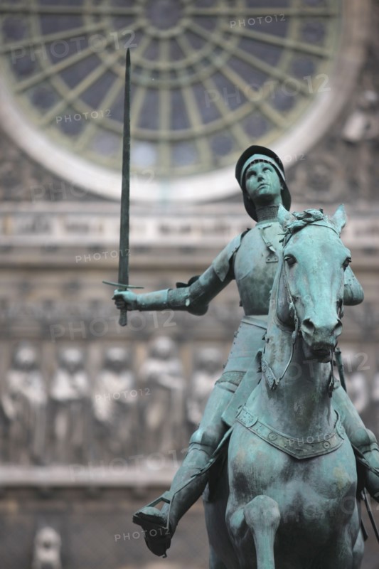 France, ile de france, paris, 8e arrondissement, place saint augustin, eglise saint augustin, statue de jeanne d'arc

Date : 2011-2012
