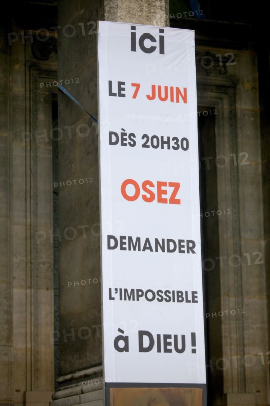 France, ile de france, paris, 8e arrondissement, place saint augustin, eglise saint augustin, banderole promotionnelle, pancarte

Date : 2011-2012