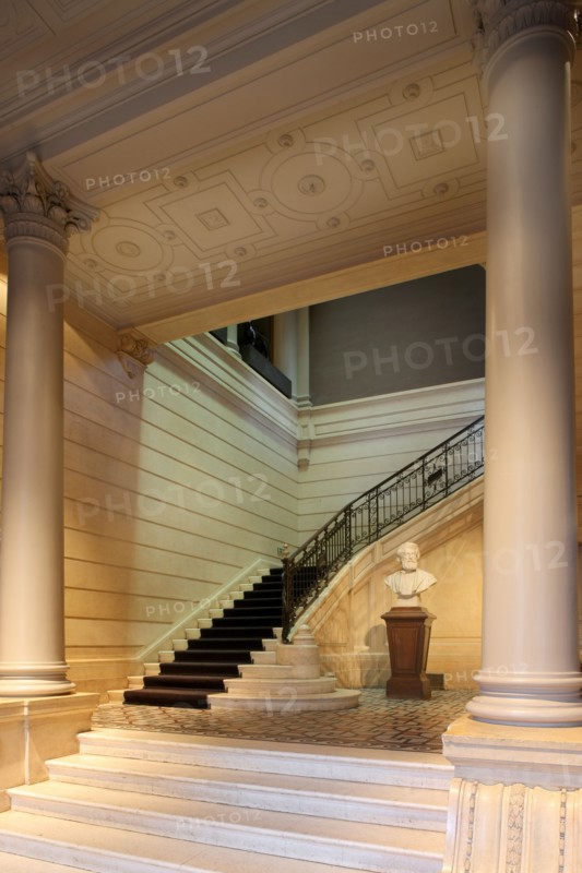 France, ile de france, paris 8e arrondissement, 7 rue velasquez, musee cernuschi, musee des arts asiatiques, mairie de paris, culture, hotel particulier, grand escalier, buste d'henri cernuschi

Date : 2011-2012