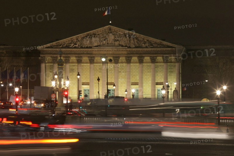 France, ile de france, paris 7e arrondissement, place de la concorde, facade du palais bourbon, assemblee nationale, seine, nuit, dome, circulation de voitures

Date : 2011-2012