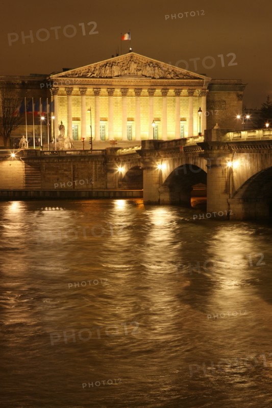 France, ile de france, paris 7e arrondissement, pont de la concorde, facade du palais bourbon, assemblee nationale, seine, nuit, institution,  etat, deputes, pouvoir legislatif

Date : 2011-2012