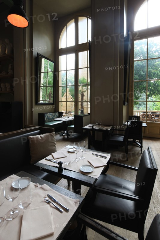 France, ile de france, paris 8e arrondissement, avenue winston churchill, le minipalais, restaurant du grand palais, terrasse, colonnes, gastronomie

Date : 2011-2012