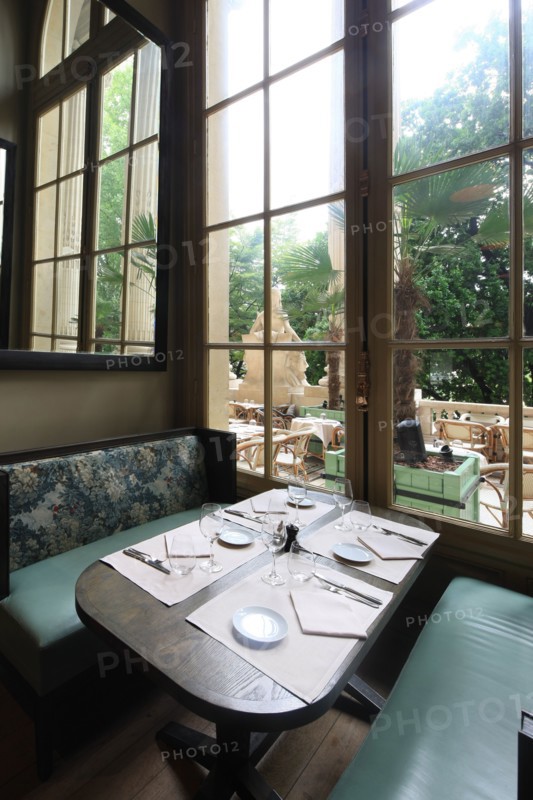France, ile de france, paris 8e arrondissement, avenue winston churchill, le minipalais, restaurant du grand palais, terrasse, colonnes, gastronomie

Date : 2011-2012