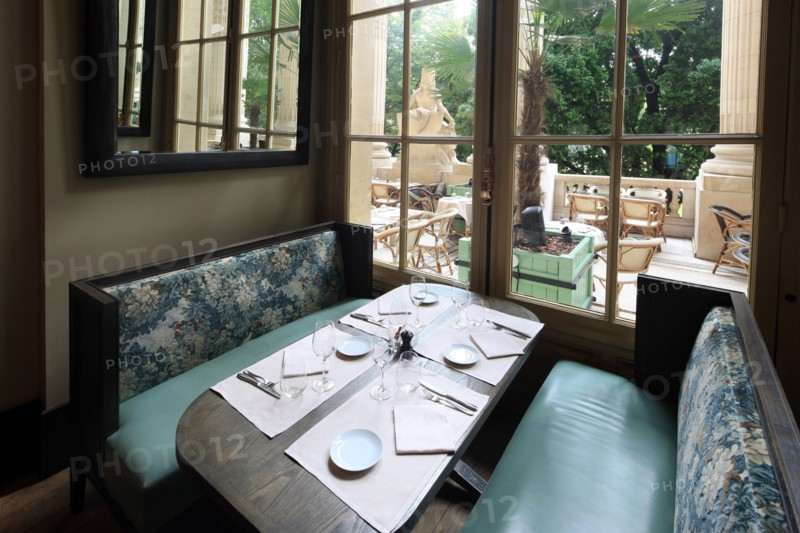 France, ile de france, paris 8e arrondissement, avenue winston churchill, le minipalais, restaurant du grand palais, terrasse, colonnes, gastronomie

Date : 2011-2012