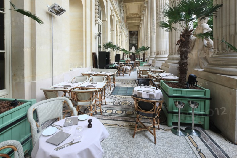 France, ile de france, paris 8e arrondissement, avenue winston churchill, le minipalais, restaurant du grand palais, terrasse, colonnes, gastronomie

Date : 2011-2012