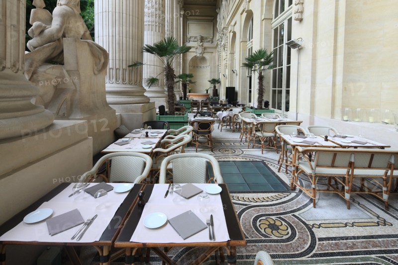 France, ile de france, paris 8e arrondissement, avenue winston churchill, le minipalais, restaurant du grand palais, terrasse, colonnes, gastronomie

Date : 2011-2012