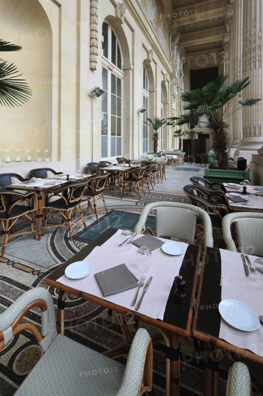 France, ile de france, paris 8e arrondissement, avenue winston churchill, le minipalais, restaurant du grand palais, terrasse, colonnes, gastronomie

Date : 2011-2012