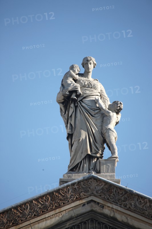 France, ile de france, paris 9e arrondissement, 18 rue de chateaudun, eglise notre dame de lorette, facade, architecte hippolyte lebas, colonnes, fronton, sculpture, detail sommet du fronton

Date : 2011-2012