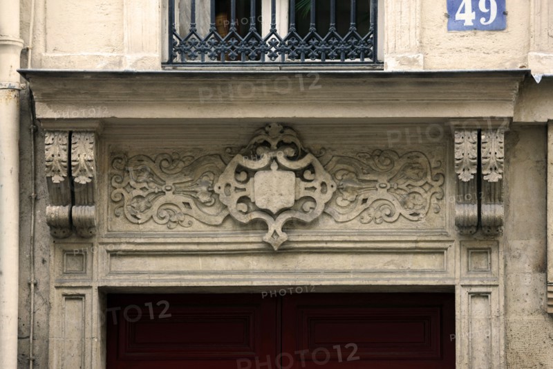 France, ile de france, paris 9e arrondissement, rue notre dame de lorette, immeuble, no49, restauration, decor, sculpture,  detail dessus de porte

Date : 2011-2012