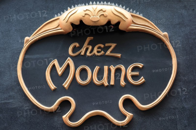 Enseigne "Chez Moune", 54 rue Jean Baptiste Pigalle à Paris