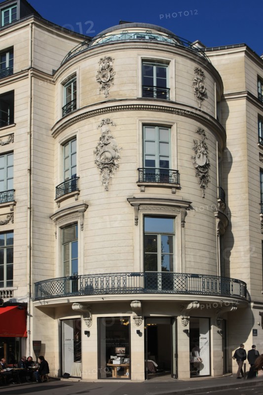 france, region ile de france, paris 9e arrondissement, 1 rue caumartin, 2 boulevard de la Madeleine, angle, rotonde, facade, 18e siecle, sculpture, magasin Habitat. 

Date : 2011-2012