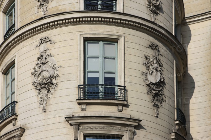 france, region ile de france, paris 9e arrondissement, 1 rue caumartin, 2 boulevard de la Madeleine, angle, rotonde, facade, 18e siecle, sculpture, magasin Habitat. 

Date : 2011-2012