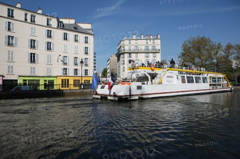 France, ile de france, paris 10e arrondissement, canal saint martin, quai de valmy, magasin antoine et lili, bateau canauxrama

Date : 2011-2012