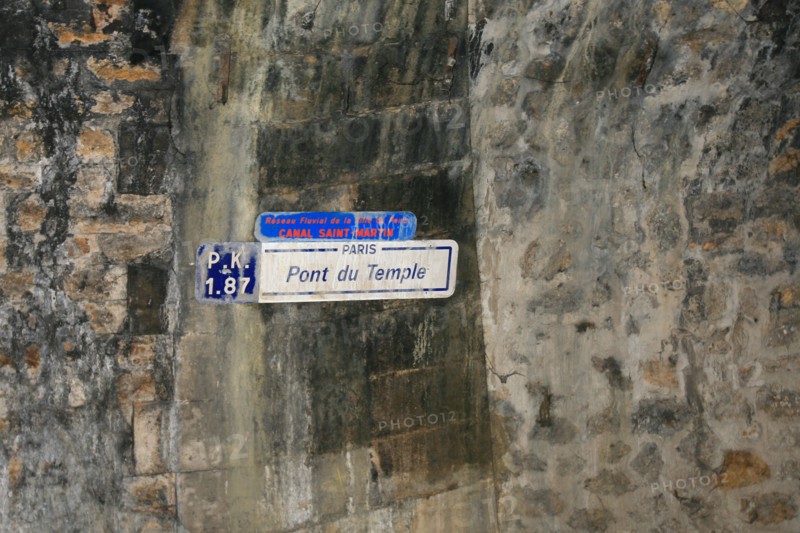 France, ile de france, paris 10e arrondissement, canal saint martin, voute, partie couverte au dessous du boulevard richard lenoir, bastille, bateau canauxrama, eau, transport fluvial, panneau pont du temple

Date : 2011-2012