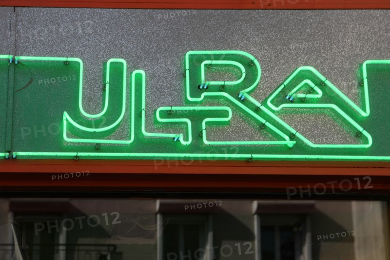 France, ile de france, paris 11e arrondissement, 3 rue saint sabin, salon de coiffure rock : ultra, tatouages

Date : 2011-2012