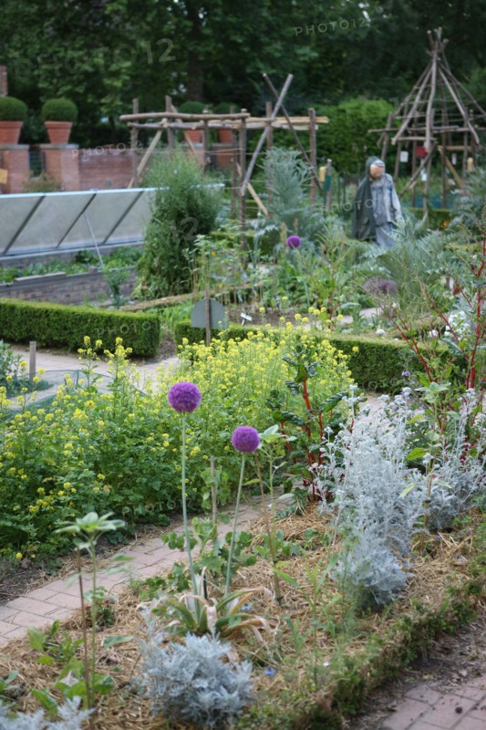 France, ile de france, paris, 12e arrondissement, bercy, parc de bercy, maison du jardinage, jardins potagers des enfants, epouvantail

Date : 2011-2012