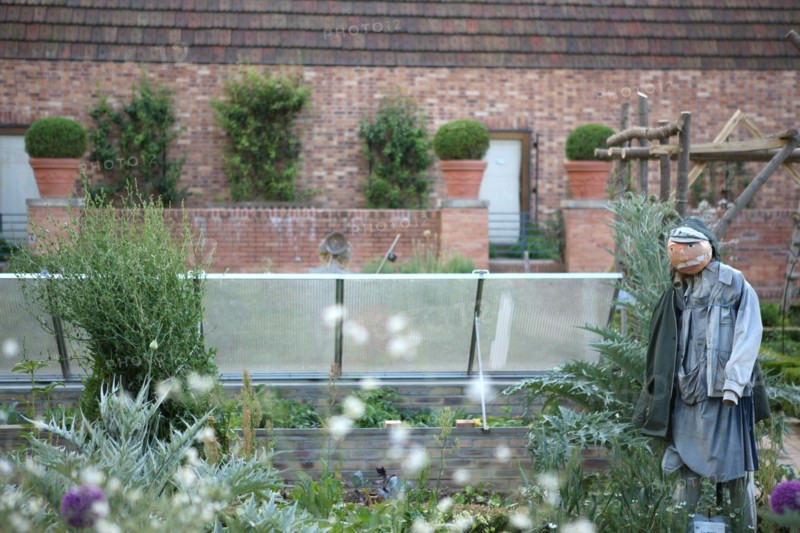 France, ile de france, paris, 12e arrondissement, bercy, parc de bercy, maison du jardinage, jardins potagers des enfants, epouvantail

Date : 2011-2012