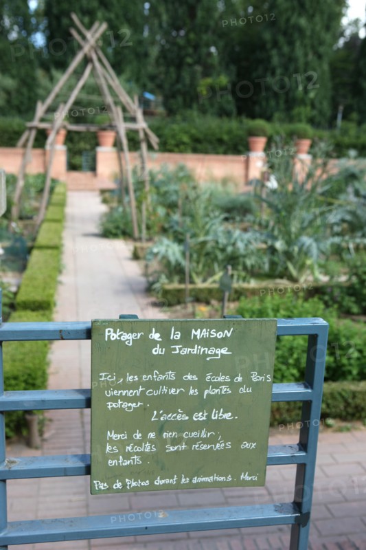 France, ile de france, paris, 12e arrondissement, bercy, parc de bercy, maison du jardinage, jardins potagers des enfants, epouvantail

Date : 2011-2012