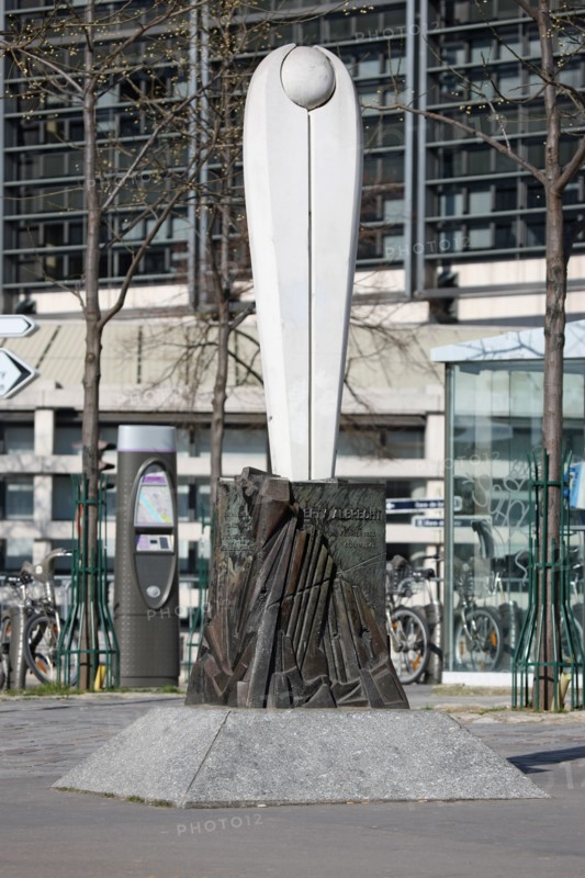 France, ile de france, paris 12e arrondissement, bercy, place du bataillon du pacifique, monument a la memoire de berty albrecht, resistante

Date : 2011-2012