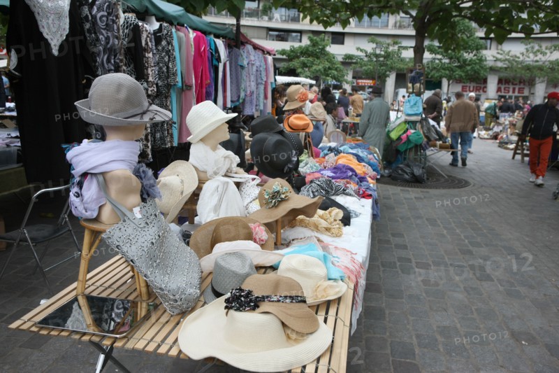 France, ile de france, paris, 12e arrondissement , rue et place d'aligre, marche, fripes et vetements

Date : 2011-2012