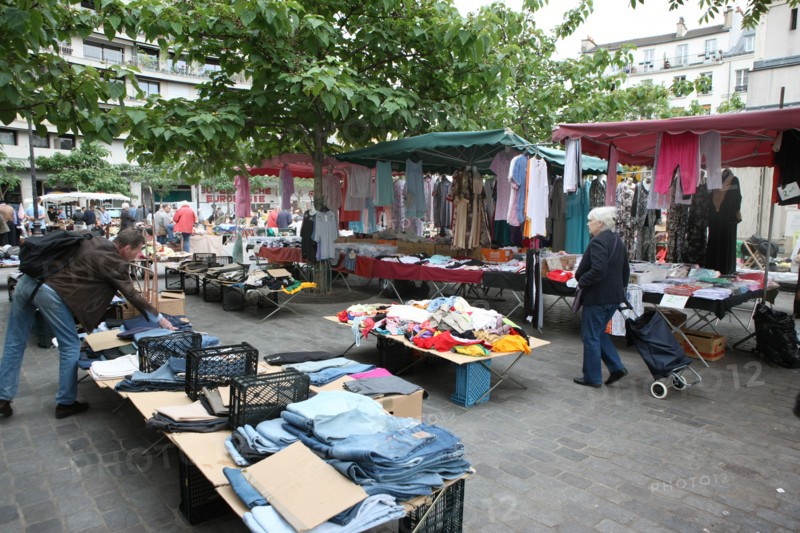 France, ile de france, paris, 12e arrondissement , rue et place d'aligre, marche, fripes et vetements

Date : 2011-2012