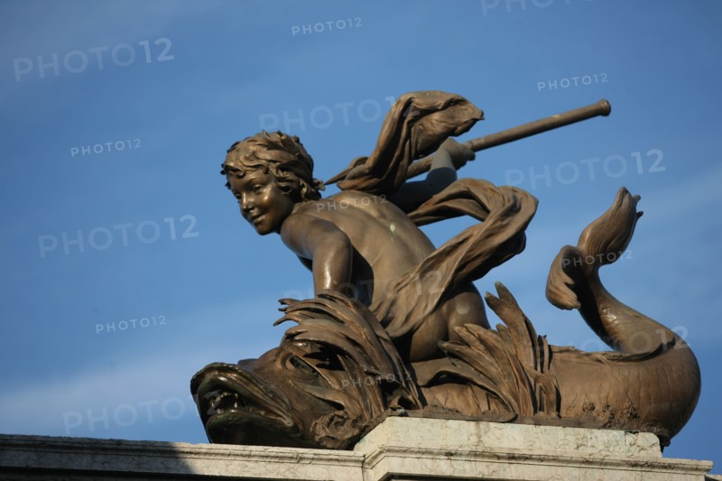 France, ile de france, paris 7e-16e arrondissement, pont alexandre III, seine, sculpture, statue,