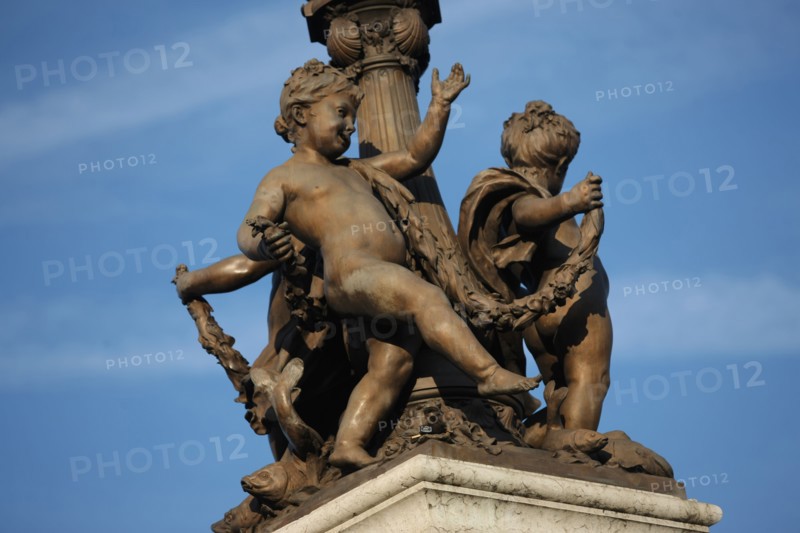 France, ile de france, paris 7e-16e arrondissement, pont alexandre III, seine, sculpture, statue,
