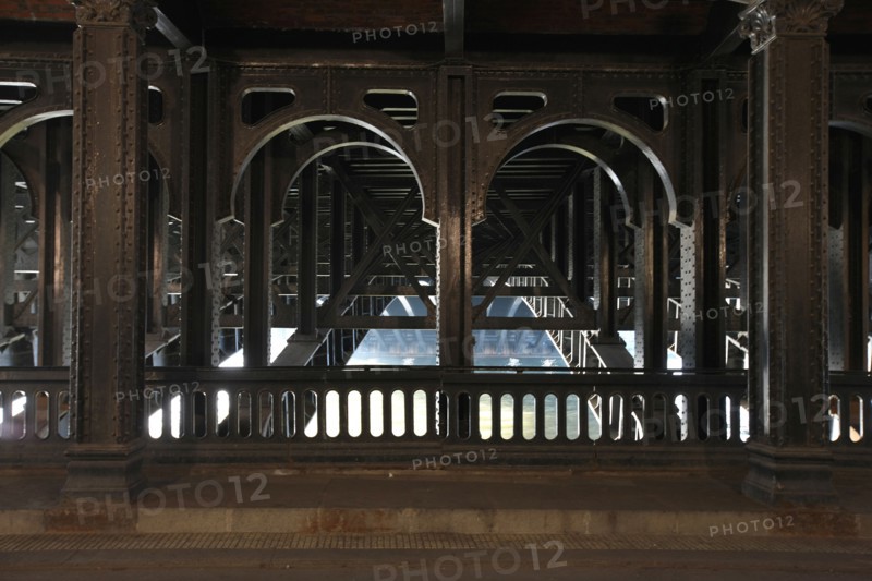 France, ile de france, paris 7e-16e arrondissement pont alexandre III, sous le pont, arches metalliques, rivets, fives lille,