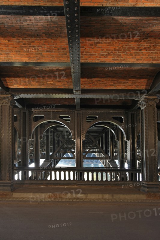 France, ile de france, paris 7e-16e arrondissement pont alexandre III, sous le pont, arches metalliques, rivets, fives lille,