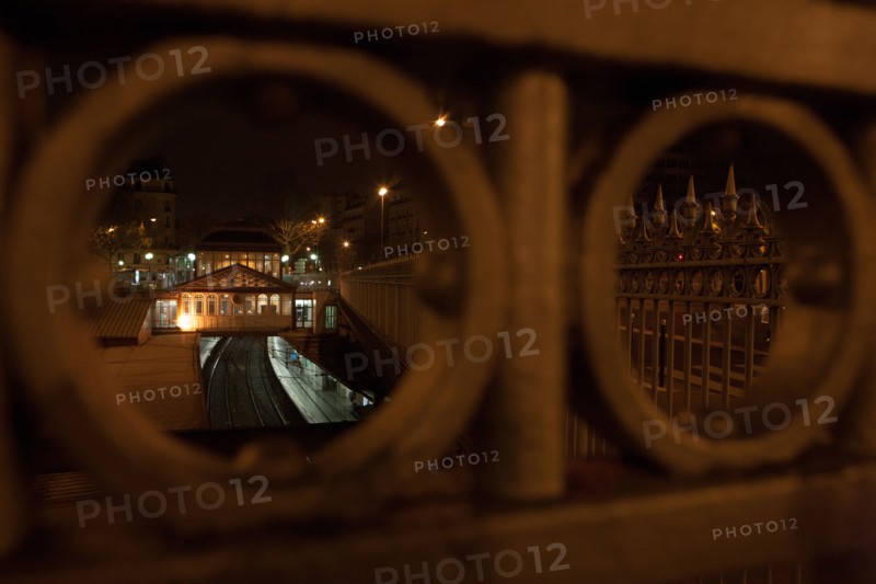 france, ile de france, paris, 5e arrondissement, boulevard saint michel, station port royal, rer, nuit, matin