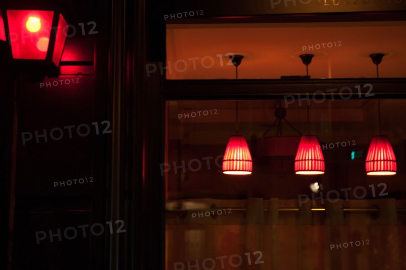 france, ile de france, paris, 5e arrondissement, boulevard saint michel,detail vitrine hotel, lumiere rouge, nuit, matin