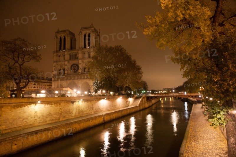 france, ile de france, paris, 1e arrondissement, quai de montebello, seine, nuit, matin, eau, passant, notre dame,