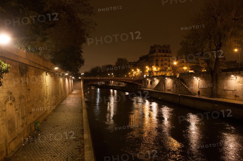france, ile de france, paris, 1e arrondissement, quai de montebello, seine, nuit, matin, eau, passant, notre dame,