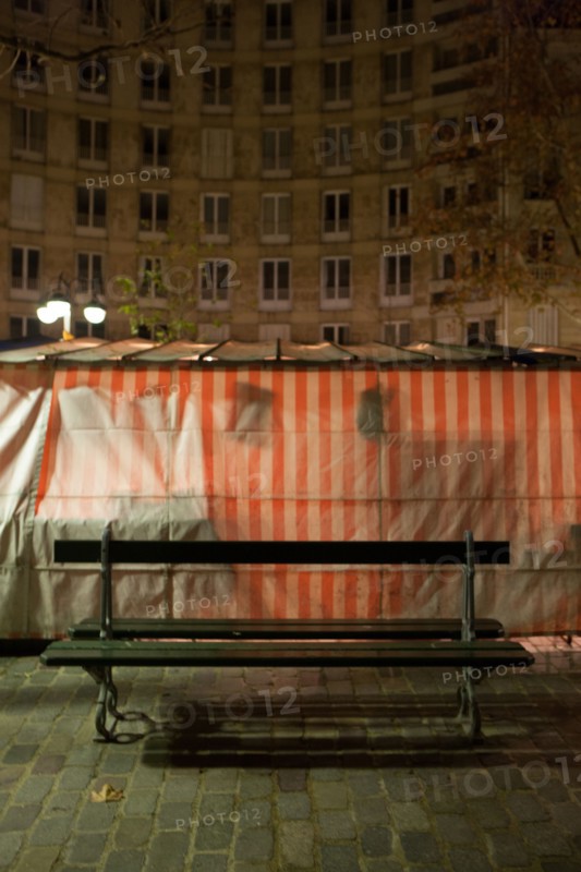 france, region ile de france, paris 7e arrondissement, avenue de saxe, marche de saxe breteuil, commerce, preparation des etals au petit matin, nuit, tour montparnasse au fond,