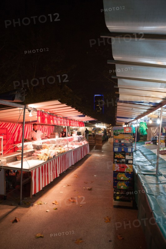 france, region ile de france, paris 7e arrondissement, avenue de saxe, marche de saxe breteuil, commerce, preparation des etals au petit matin, nuit, tour montparnasse au fond,