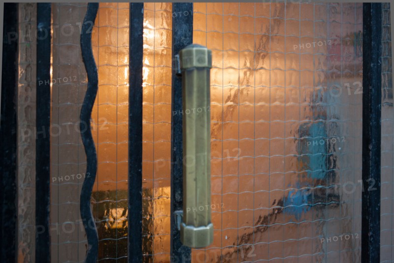 france, region ile de france, paris 7e arrondissement, rue de l'universite, detail d'une porte art deco et sa transparence
