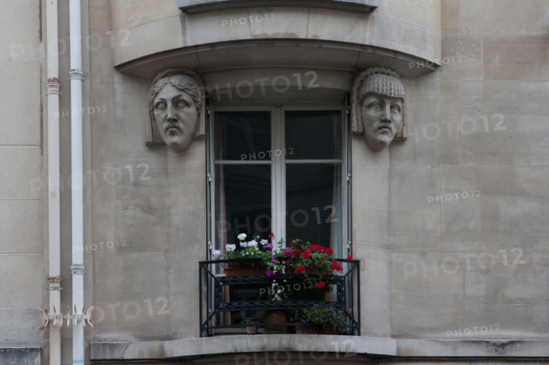 france, region ile de france, paris 7e arrondissement, rue de l'universite, detail batiment, figures sous balcon, tete,