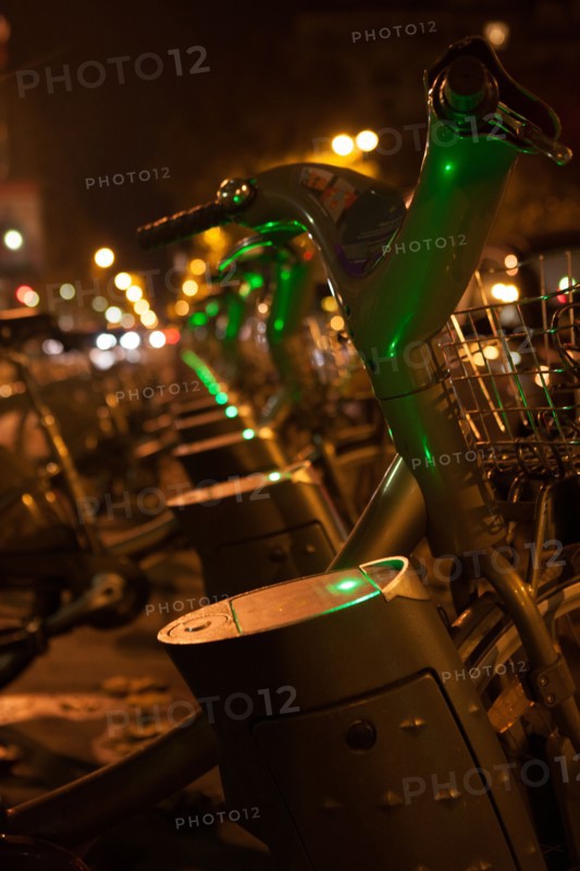 france, region ile de france, paris, 7e arrondissement, avenue de la motte piquet, velib, matin, nuit,