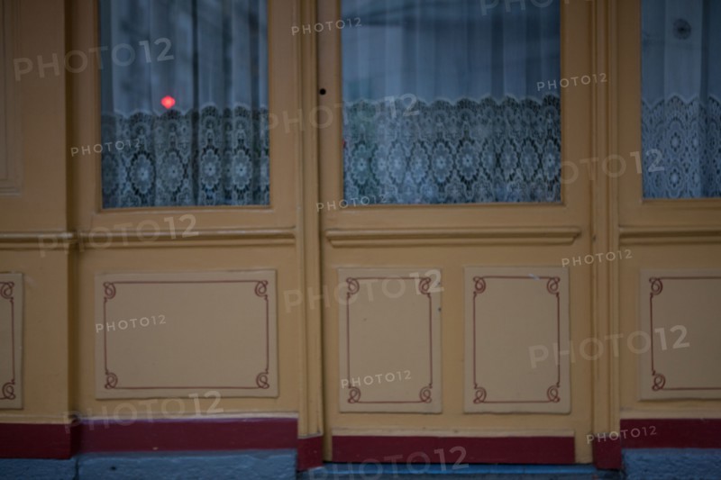 france, region ile de france, paris 7e arrondissement, rue de l'universite, devanture, facade d'un cafe, bar, rideau.
Date : decembre 2012.
