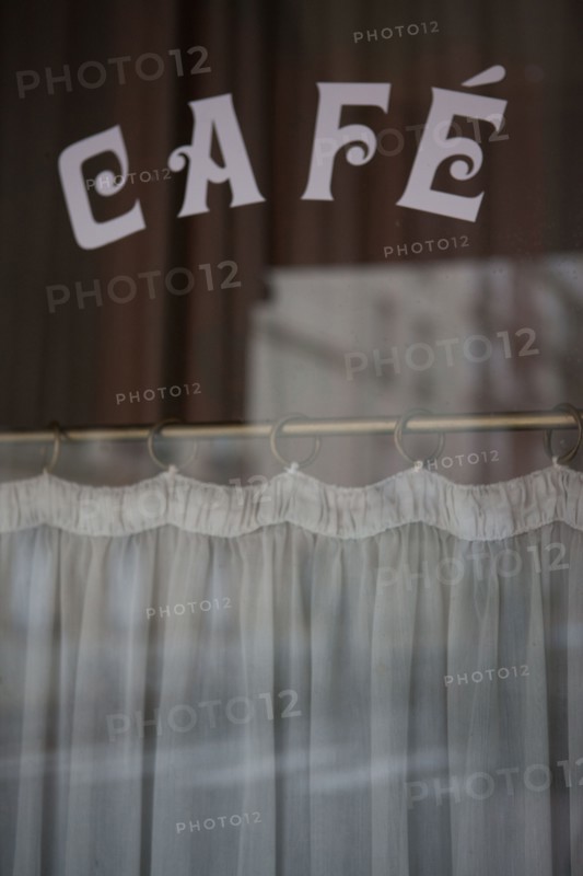 france, region ile de france, paris 7e arrondissement, rue de l'universite, devanture, facade d'un cafe, bar, rideau, lettrage.
Date : decembre 2012.