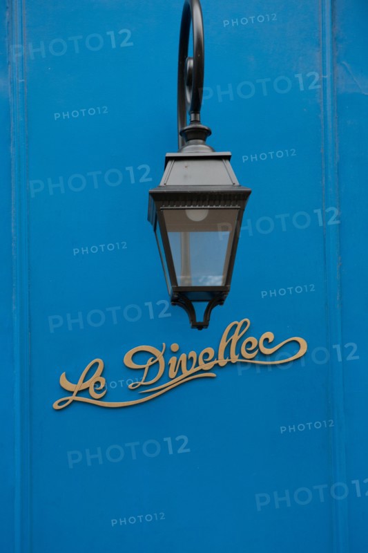 france, region ile de france, paris 7e arrondissement, rue de l'universite, enseigne et logo du restaurant  le divellec, jacques le divellec, bretagne,