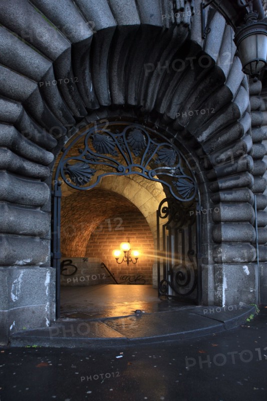 france, region ile de france, paris 7e arrondissement, pile du pont alexandre III, tunnel souterrain sous le pont, circulation, matin, fin de nuit, eclairage,