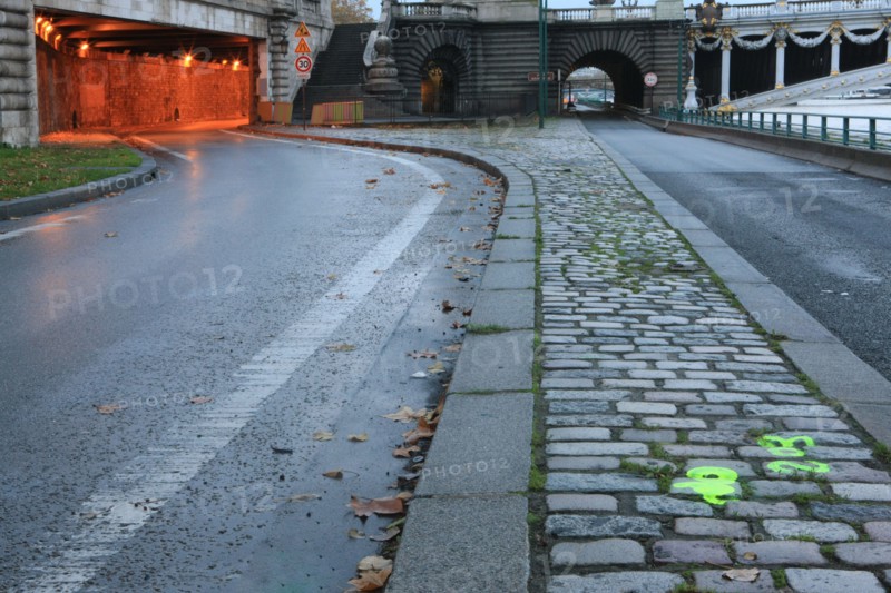 france, region ile de france, paris 7e arrondissement, pile du pont alexandre III, tunnel souterrain sous le pont, circulation, matin, fin de nuit, eclairage,