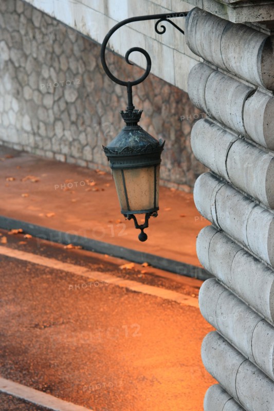 france, region ile de france, paris 7e arrondissement, pile du pont alexandre III, tunnel souterrain sous le pont, circulation, matin, fin de nuit, eclairage,