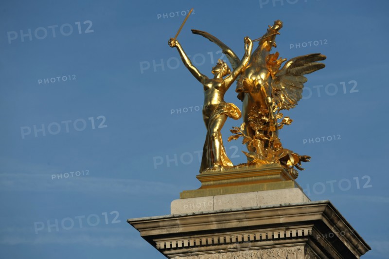France, ile de france, paris 7e-16e arrondissement, pont alexandre III, seine, sculpture, statue, renommee,