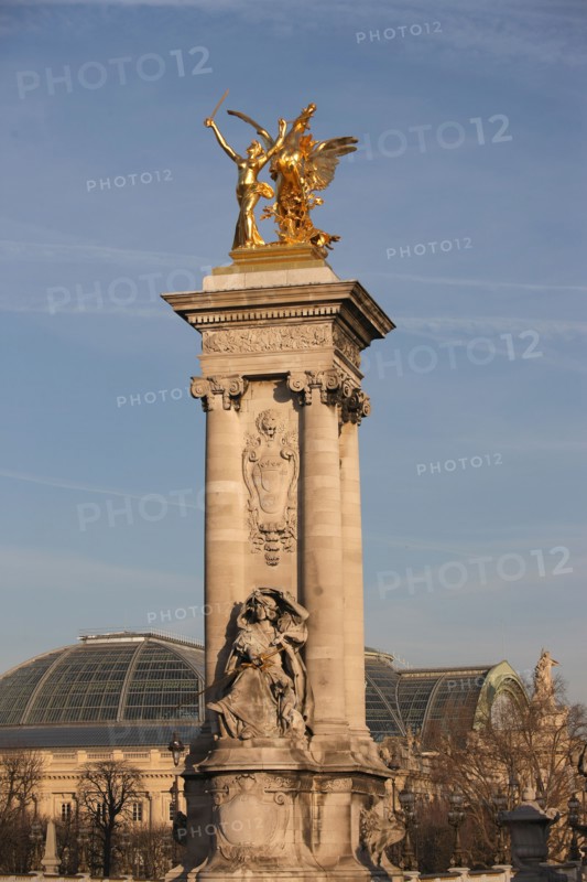 France, ile de france, paris 7e-16e arrondissement, pont alexandre III, seine, sculpture, statue, verriere du grand palais,
