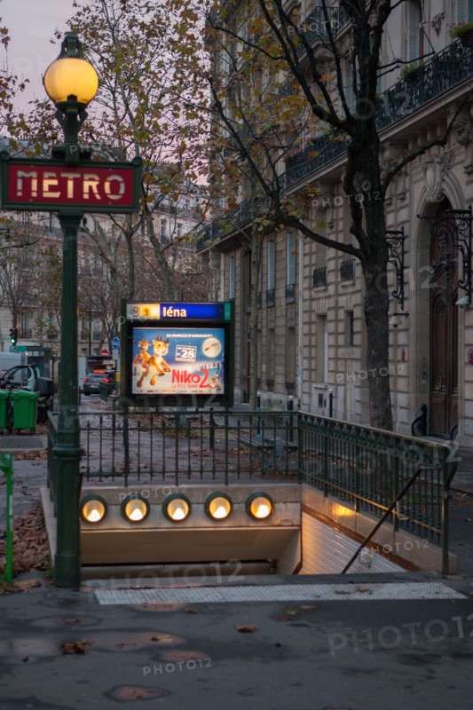 france, region ile de france, paris, place d'iena, station de metro, detail, escaliers, eclairage,