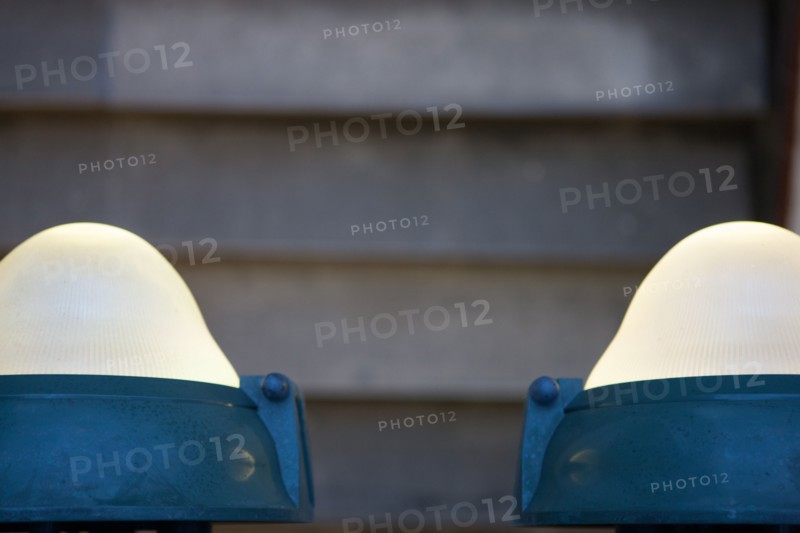 france, region ile de france, paris, place d'iena, station de metro, detail, escaliers, eclairage,