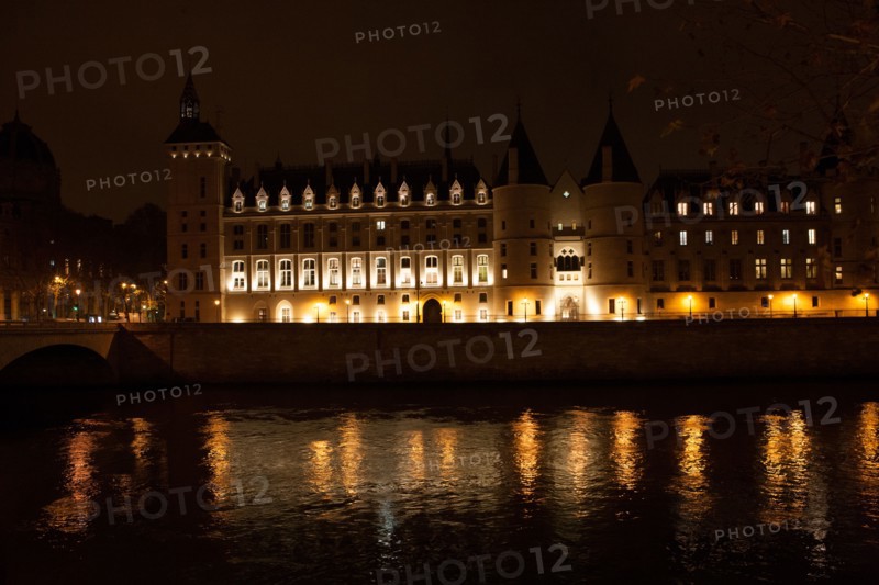 france, ile de france, paris, 1e arrondissement, ile de la cite, seine, quai de l'horloge, conciergerie depuis le quai de gesvres, nuit, matin,